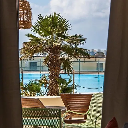 Apartment Ocean Waves 1