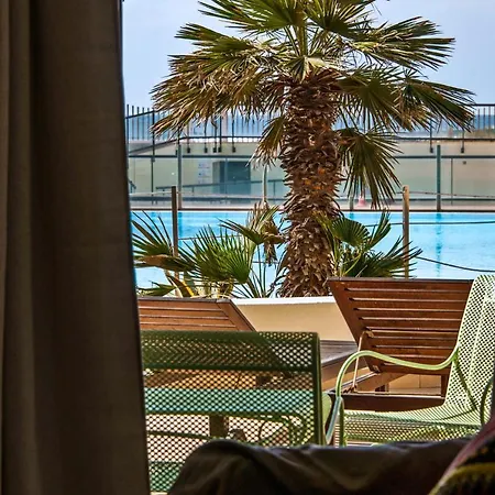 Ocean Waves 1 Apartment